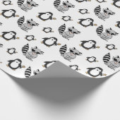 Funny Raccoon en Penguin Pattern Cadeaupapier (Hoek)
