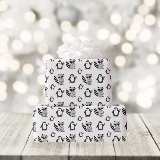 Funny Raccoon en Penguin Pattern Cadeaupapier