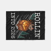 Funny Raccoon Rolling Into 2026 Retro New Year 202 Fleece Deken (Voorkant (Horizontaal))