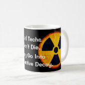Funny "Rad Techs sterven niet" Radioactive Koffiemok (Voorkant rechts)