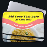 Funny Ramen Noodles Packet Custom Message Laptop Sleeve<br><div class="desc">Voeg je eigen grappige gezegde of persoonlijke boodschap toe aan de creëer van je eigen ramen, het hoesje van je eigen laptop. Dit notitieboek sleeve is ontworpen om eruit te zien als een pakje ramen noedels met helder rood en geel beeld boven een foto van ramen noedels in een kom....</div>