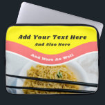 Funny Ramen Noodles Packet Custom Message Laptop Sleeve<br><div class="desc">Voeg je eigen grappige gezegde of persoonlijke boodschap toe aan de creëer van je eigen ramen, het hoesje van je eigen laptop. Dit notitieboek sleeve is ontworpen om eruit te zien als een pakje ramen noedels met helder rood en geel beeld boven een foto van ramen noedels in een kom....</div>