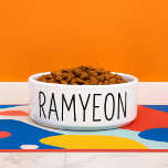 Funny Ramyeon Dog Voerbakje<br><div class="desc">Deze minimalistische hondenkom is voorzien van het woord Ramyeon in vetgedrukte zwarte tekst op een schone witte keramische basis. Ontworpen voor moderne hondenliefhebbers, combineert het stijl en humor in een slank, functioneel stuk. Ideaal voor honden met een foodie-instelling en huisdierouders die houden van trendy, ingetogen accessoires. Een bijpassende waterbak is...</div>