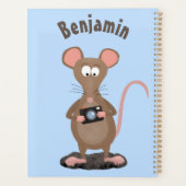 Funny rat met camera-cartoon illustratie planner (Achterkant)