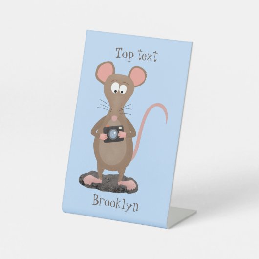Funny rat met camera-cartoon illustratie reclamebord met voetstuk (Voorkant)