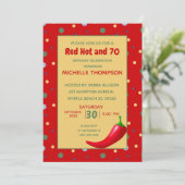 Funny Red Hot 70th Birthday-uitnodigingen Kaart (Staand voorkant)