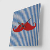 Funny Red Mustache en Blue White Stripes Vierkante Klok (Hoek)