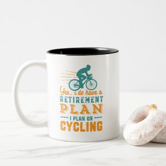 Funny Remoe Cyclist Retirement Plan Cycling Tweekleurige Koffiemok (Met donut)