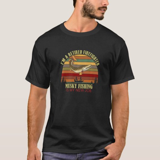 Funny  Retired FIREFIGHTER New Job Musky Fishing P T-shirt (Voorkant)