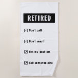 Funny Retirement Gag Humor in ruste Niet mijn prob Strandlaken<br><div class="desc">Een grappig,  minimalistisch cadeauontwerp voor zwart-wit cadeautje voor de werker die met pensioen gaat. De typografische tekst kan met uw eigen douanebericht worden gepersonaliseerd.</div>