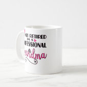Funny Retirement Gift Grandma Revermoeid Coffee Mo Koffiemok (Voorkant links)