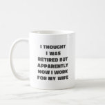 Funny Retirement Humor Husband Wife Koffiemok<br><div class="desc">Een grappig gezegde voor gepensioneerde gehuwde paren - ik dacht dat ik moe was,  maar blijkbaar werk ik nu voor mijn vrouw. Geweldig cadeau voor Vaderdag.</div>