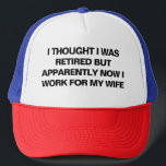 Funny Retirement Humor Husband Wife Trucker Pet<br><div class="desc">Vier je pensioen met een gevoel van humor met deze leuke trucker hoed! Met de gedurfde uitspraak: "Ik dacht dat ik met pensioen was, maar blijkbaar werk ik nu voor mijn vrouw", is dit pet ideaal voor gepensioneerden die zich aanpassen aan hun nieuwe leven van "werk". Of het nu een...</div>