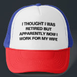 Funny Retirement Humor Husband Wife Trucker Pet<br><div class="desc">Vier je pensioen met een gevoel van humor met deze leuke trucker hoed! Met de gedurfde uitspraak: "Ik dacht dat ik met pensioen was, maar blijkbaar werk ik nu voor mijn vrouw", is dit pet ideaal voor gepensioneerden die zich aanpassen aan hun nieuwe leven van "werk". Of het nu een...</div>