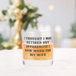 Funny Retirement Humor Husband Wife Whisky Glas<br><div class="desc">Een grappig gezegde voor gepensioneerde echtparen - ik dacht dat ik met pensioen was,  maar blijkbaar werk ik nu voor mijn vrouw. Geweldig cadeau voor Vaderdag. Alle tekst kan worden aangepast.</div>