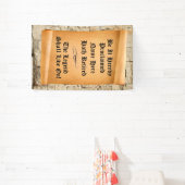 Funny Retirement met antieke rol op steen Spandoek (Insitu)