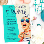 Funny Retro 40th Birthday F-Bomb Kaart<br><div class="desc">Dit ontwerp is een unieke uitnodiging van de 40ste verjaardag op de verjaardag van de viering van de dames, en bevat een opvallend stijlvolle vrouw in gestripte zonnebrillen en haarturban met een polka dot bag en gestripte handdoek. De humor wordt uitgevoerd in de vetgedrukte titel "FORTY IS THE NEW F-BOMB"....</div>