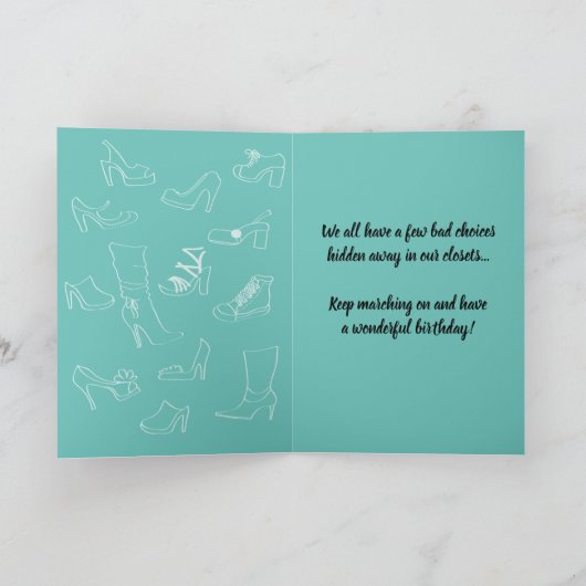 Funny Retro 50's Lady Comparing Shoes to Mannen Kaart (Binnen)