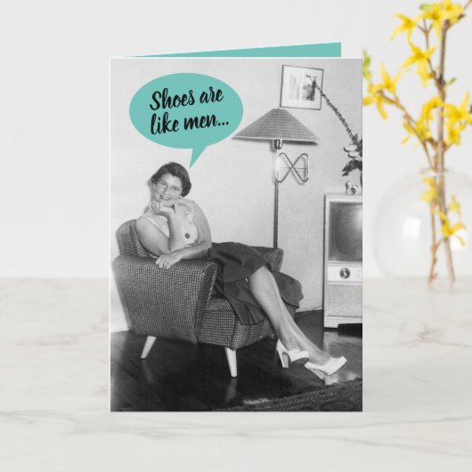 Funny Retro 50's Lady Comparing Shoes to Mannen Kaart (Gele Bloem)