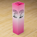 Funny Retro Bunco Gift Wine Box Wijn Geschenkdoos<br><div class="desc">Funny Retro Bunco-prijs of cadeau. Geweldig voor Bunco-evenementen, verjaardagen, kerst, vriendschap en andere feestdagen. Het ontwerp bevat Bunco dice een koninklijke kroon voor de Bunco Queen. Voeg uw eigen tekst toe om met een groepsnaam, een naam, een gebeurtenis en meer te personaliseren. Retro-achtige vrouw houdt een scorekaart achter die show...</div>