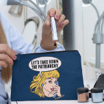 Funny Retro Feministische Pop Art Anti-Patriarchie Etui<br><div class="desc">Laten we het patriarchaat cadeau weghalen. Schattigee retro pop art feminisme cosmetische tas voor een sterke pro keuze vrouw die stemt voor vrouw leiderschap in ons land. Kom op voor vrouwenrechten en het versterken van het vrouw met deze coole politieke humor cartoon met een blonde leider die een vrouwenmars plant...</div>