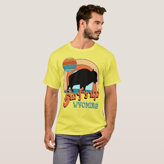 Funny retro surfs up surfing buffalo Wyoming T-shirt (Voorkant volledig)