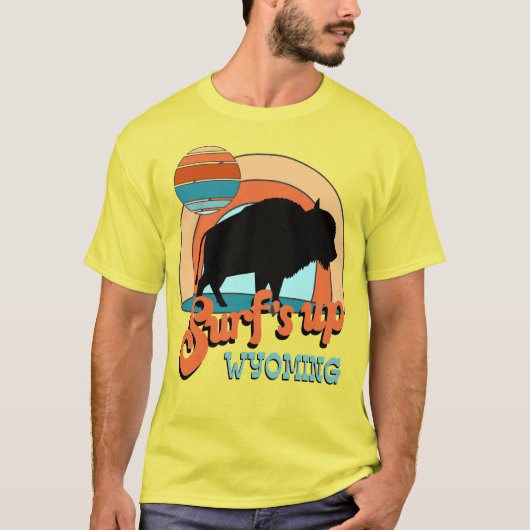 Funny retro surfs up surfing buffalo Wyoming T-shirt (Voorkant)