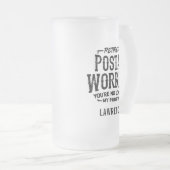 Funny Revermoeit Postal Worker Personalize Name Matglas Bierpul (Voorkant rechts)