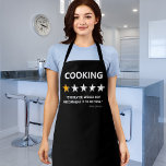 Funny Review | Koken wordt niet aanbevolen Schort<br><div class="desc">Een grappig keukenplatform met het woord "COOKING",  met 1 op de 5 sterren,  een slecht review gezegde "overschatten,  zou het aan niemand aanbevelen",  en hun naam.</div>