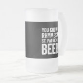 Funny Rhymes With St Patrick's Day Beer Pun Matglas Bierpul (Voorkant rechts)