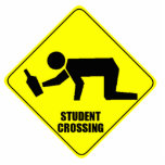 Funny Road Sign - Drink studentenkruising Staand Fotobeeldje<br><div class="desc">Een grappig geel wegteken. Het heeft een persoon op handen en knieën met een fles in de hand. Aan de basis van het teken staan de woorden "Student Crossing". Het is een perfect geschenk voor studenten die als standaarddeel van het studentenleven nemen drink.Voel vrij om dit ontwerp aan te passen...</div>