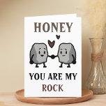 Funny Rock Pun Joke Humor Cute Happy Birthday Bedankkaart<br><div class="desc">Vreemd gefeliciteerde verjaardagskaart voor stevige mannen en vrouwen! Het ontwerp bevat twee schattige stenen die handen vasthouden met de boodschap: "Schat,  je bent mijn steen. Ik zal je nooit meenemen voor graniet." Bruine en zwarte tekst. Pas het aan en voeg je eigen persoonlijke bericht toe.</div>