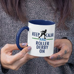 Funny Roller Derby Girl Mok<br><div class="desc">Hou Calm Roller Derby aan. Een grappige roller met teamcadeau voor een rolmeisje dat van sport en schaats houdt. Een koel ontwerp voor het team of de coach.</div>