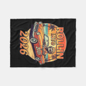 Funny Rollin Into 2026 Retro Car Sunset Vibes Artw Fleece Deken (Voorkant (Horizontaal))