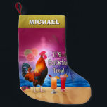 Funny Rooster Chicken Cocktail Tropical Beach Name Kleine Kerstsok<br><div class="desc">De kip in dit grappige ontwerp weet hoe laat het is - het is tijd om te drinken, natuurlijk, want het is tijd voor COCKtail! Deze gekke tropische kunst is perfect voor iedereen die van het zee houdt, kippen, margaritas en paradijs en eindeloze zomer. Het show een roestkraai met een...</div>