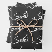 Funny Running Skeleton Black and White Halloween Inpakpapier Vel (In situ)