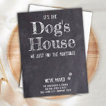Funny Rustic We hebben de aankondiging van Dog Mov Briefkaart<br><div class="desc">Het is het huis van de hond, we betalen gewoon de hypotheek. Laat je beste vriend je beweging aankondigen met deze schattige en grappige koninklijke kaartje. Personaliseer met namen en uw nieuwe adres. Deze mededeling van de hond is een must voor alle hondenmoeders, hondenbroodjes en hondenliefhebbers! COPYRIGHT © 2020 Judy...</div>