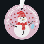 Funny Sad Snowman Quarantine Kerstmis Ornament<br><div class="desc">Wat een jaar 2020 is voor iedereen in de wereld! Verspreid een klein kerstjuweeltje dat het jaar bijna voorbij is met dit leuke kerstboomblaasje van het coronavirus ornament. Met de tekst "HET JAAR VAN QUARANTINE 2020", een trieste sneeuwpop van de cartoon die een gezichtsmasker vasthoudt met het rode virussymbool als...</div>