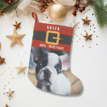 Funny Santa Claus Dog Foto en naam gepersonaliseer Kleine Kerstsok<br><div class="desc">Je hond zal deze grappige kerstkous alleen voor hem gepersonaliseerd. Voeg de naam van uw hond toe aan de rode en zwarte riem van de Kerstman en een foto hieronder. Schattige en feestelijk en veel ruimte voor hondenlekkernijen. Ja. . een kerstkous die nog jaren zal worden gekoesterd.</div>