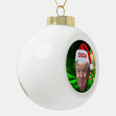 Funny Santa Trump 2024, kersttrump, cadeau Keramische Bal Ornament (Links)