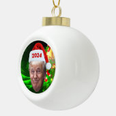 Funny Santa Trump 2024, kersttrump, cadeau Keramische Bal Ornament (Rechts)