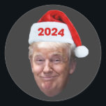 Funny Santa Trump 2024, kersttrump, cadeau Ronde Sticker<br><div class="desc">Santa Donald Trump 2024 maakt Kerstmis weer geweldig.. grappige Trump-kerstcadeautjes voor mannen, vrouwen, kinderen, jongens, meisjes, mam, pap, zoon, dochter, grootvader, familie of vriend die van Trump of Trump houden om te draag op kerstfeest of kerstmarkt! Trump 2024 Haal Amerika terug - Hij zal terug zijn en het zal de...</div>