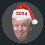 Funny Santa Trump 2024, kersttrump, cadeau Ronde Sticker<br><div class="desc">Santa Donald Trump 2024 maakt Kerstmis weer geweldig.. grappige Trump-kerstcadeautjes voor mannen, vrouwen, kinderen, jongens, meisjes, mam, pap, zoon, dochter, grootvader, familie of vriend die van Trump of Trump houden om te draag op kerstfeest of kerstmarkt! Trump 2024 Haal Amerika terug - Hij zal terug zijn en het zal de...</div>