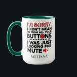 Funny Sarcastic Quote mam Birthday gepersonaliseer Mok<br><div class="desc">Soms is het beter om de woorden niet te zeggen, een schattig cadeau met een sarcastische typografie zal al het praten doen en iemand luid laten lachen. "Het spijt me dat ik niet heb bedoeld om al je Buttonnen te duwen" in zwarte en rode typografie is perfect voor vriendje, vriendin,...</div>