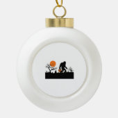 Funny Sasquatch Bigfoot Halloween Costume T shirt Keramische Bal Ornament (Voorkant)