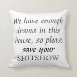 Funny Save Your Shitshow Pillow Kussen<br><div class="desc">De grappige redding van je shitshow kussen zal veel lachen. Deze humoristische kussen hebben de volgende voorkant: "We hebben genoeg drama in dit huis, dus sla alsjeblieft je show op." De voorachtergrond is wit met een licht grijs en zwart briefontwerp. De rug van kussen wordt ontworpen in pastelzacht grijs maar...</div>
