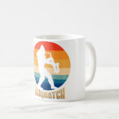 Funny Saxquatch A Sax And A Sasquatch Playing A Mu Koffiemok (Voorkant rechts)