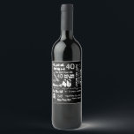 Funny Sayings 40th Birthday Black Wijn Etiket<br><div class="desc">Grappig dat ze de 40ste verjaardag van de perfecte 40e verjaardag van de geboorte van de partij zegt. Dit artikel heeft een hoop grappige uitspraken voor een 40e verjaardagsfeestje, zoals: ouder dan vuil, ouder als fijne wijn, 18 22 jaar ervaring, over de heuvel, dood in hondenjaren, Fabulous 40, ouder aan...</div>