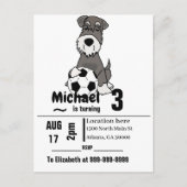 Funny Schnauzer Dog die Voetbal speelt Uitnodiging Briefkaart (Voorkant)