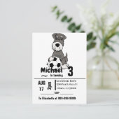 Funny Schnauzer Dog die Voetbal speelt Uitnodiging Briefkaart (Staand voorkant)